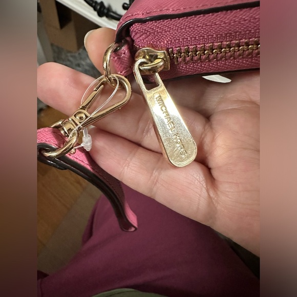 EUC Dusty pink Michael Kors zippy wristlet - Picture 6 of 6